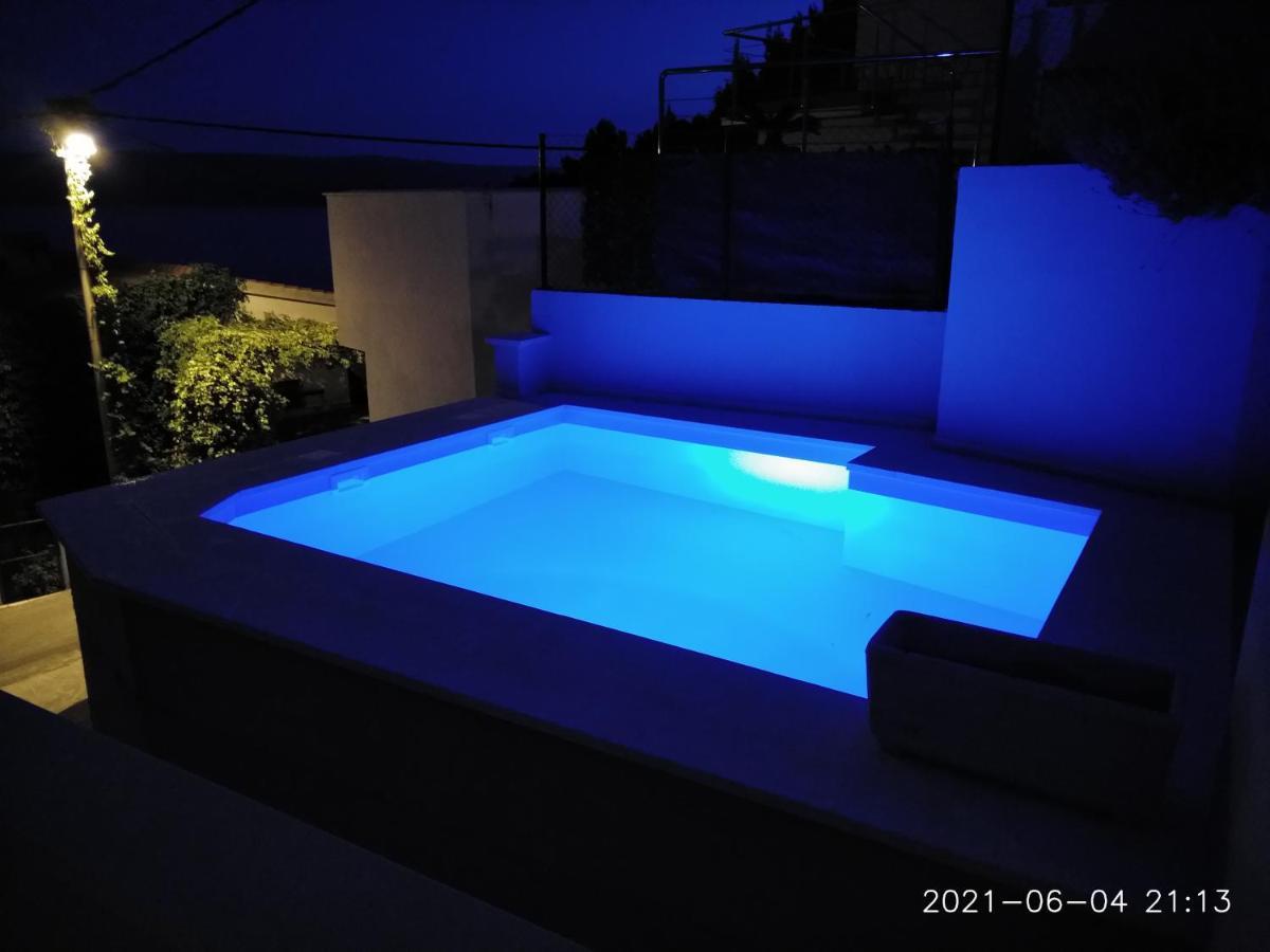 Private Pool And Sea View Apartment أوميس المظهر الخارجي الصورة